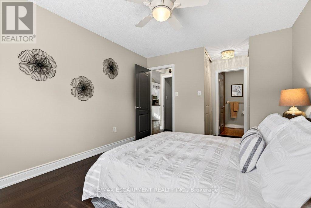 #20 2350 NEW STREET - 17