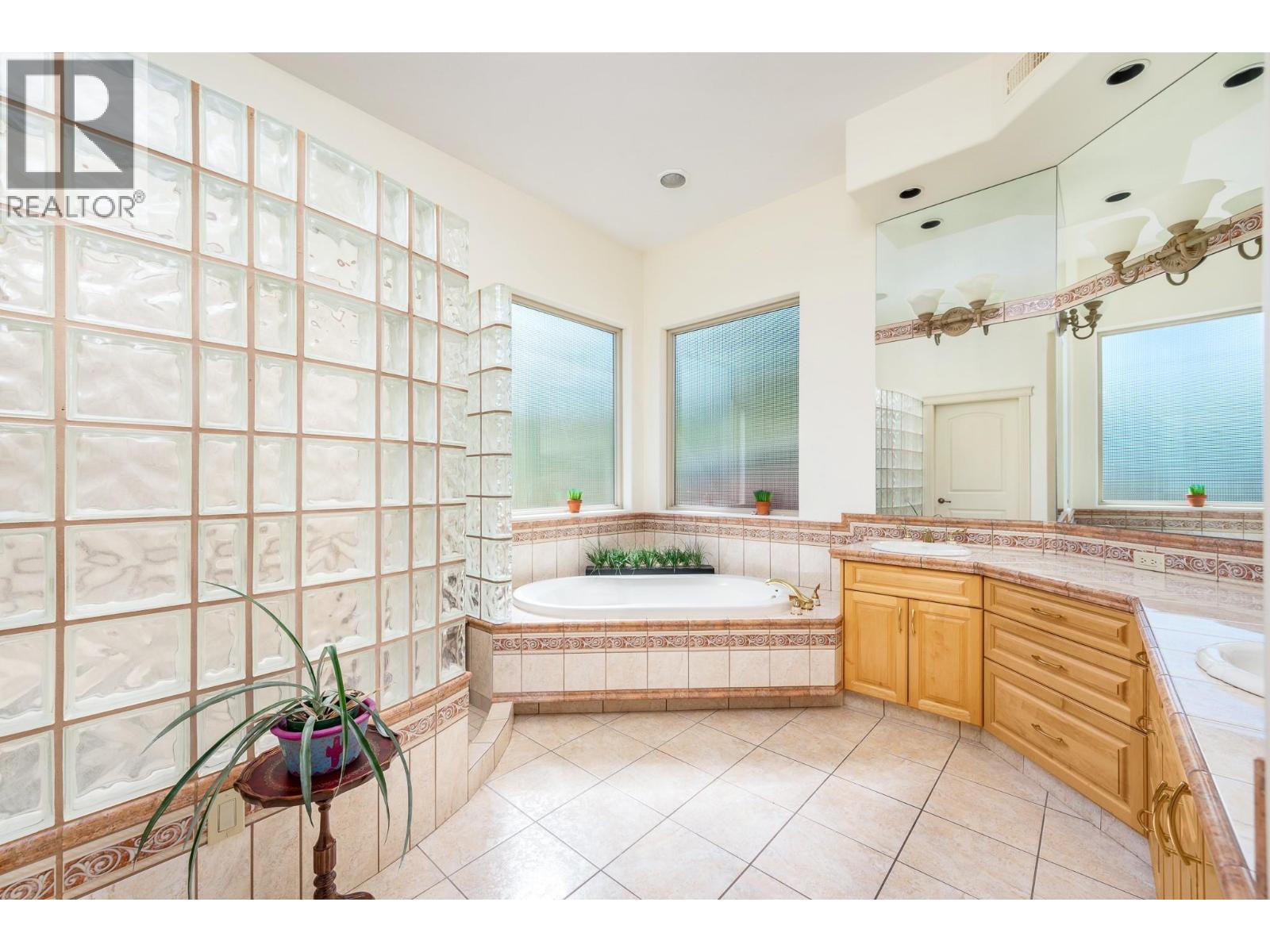 #6 315 Kalamalka Lakeview Drive - 32