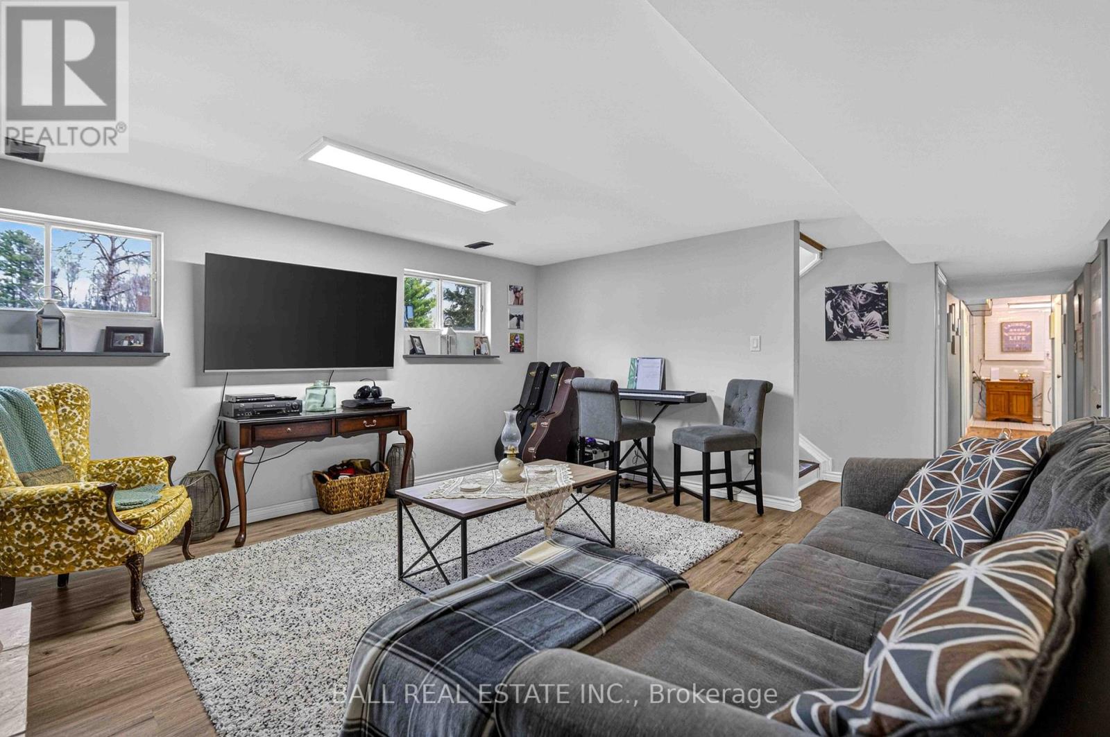 47 DENISON DRIVE - 25
