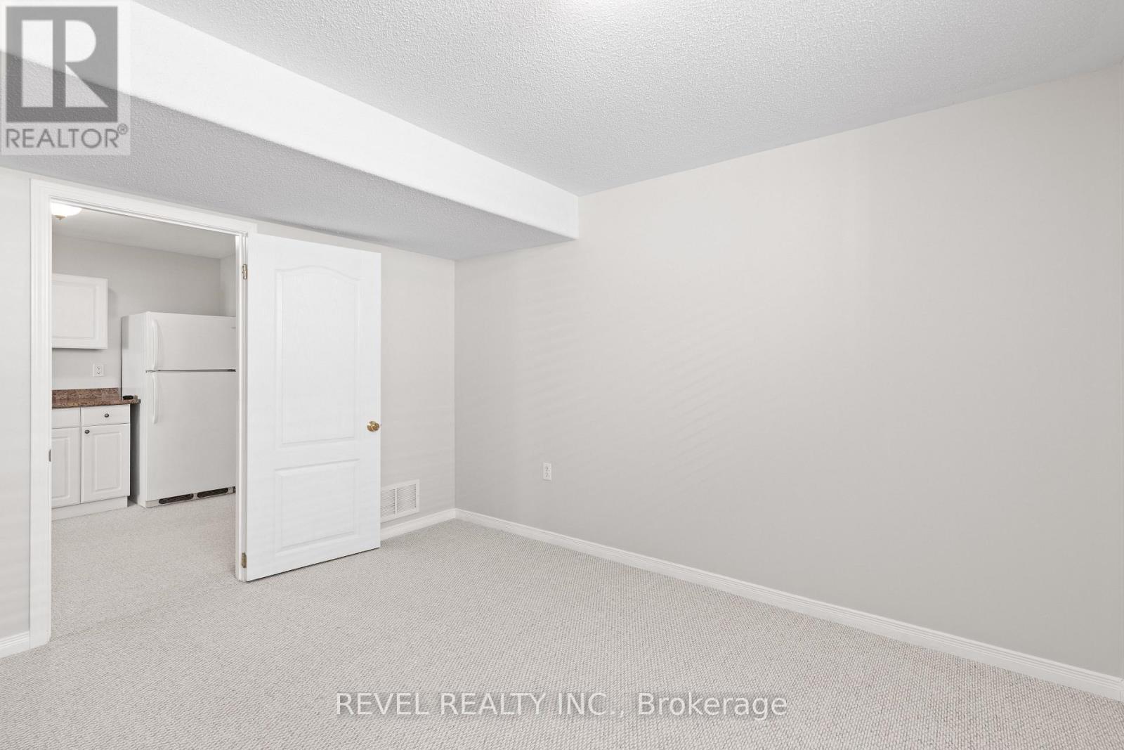 617 CLANCY CRESCENT - 44
