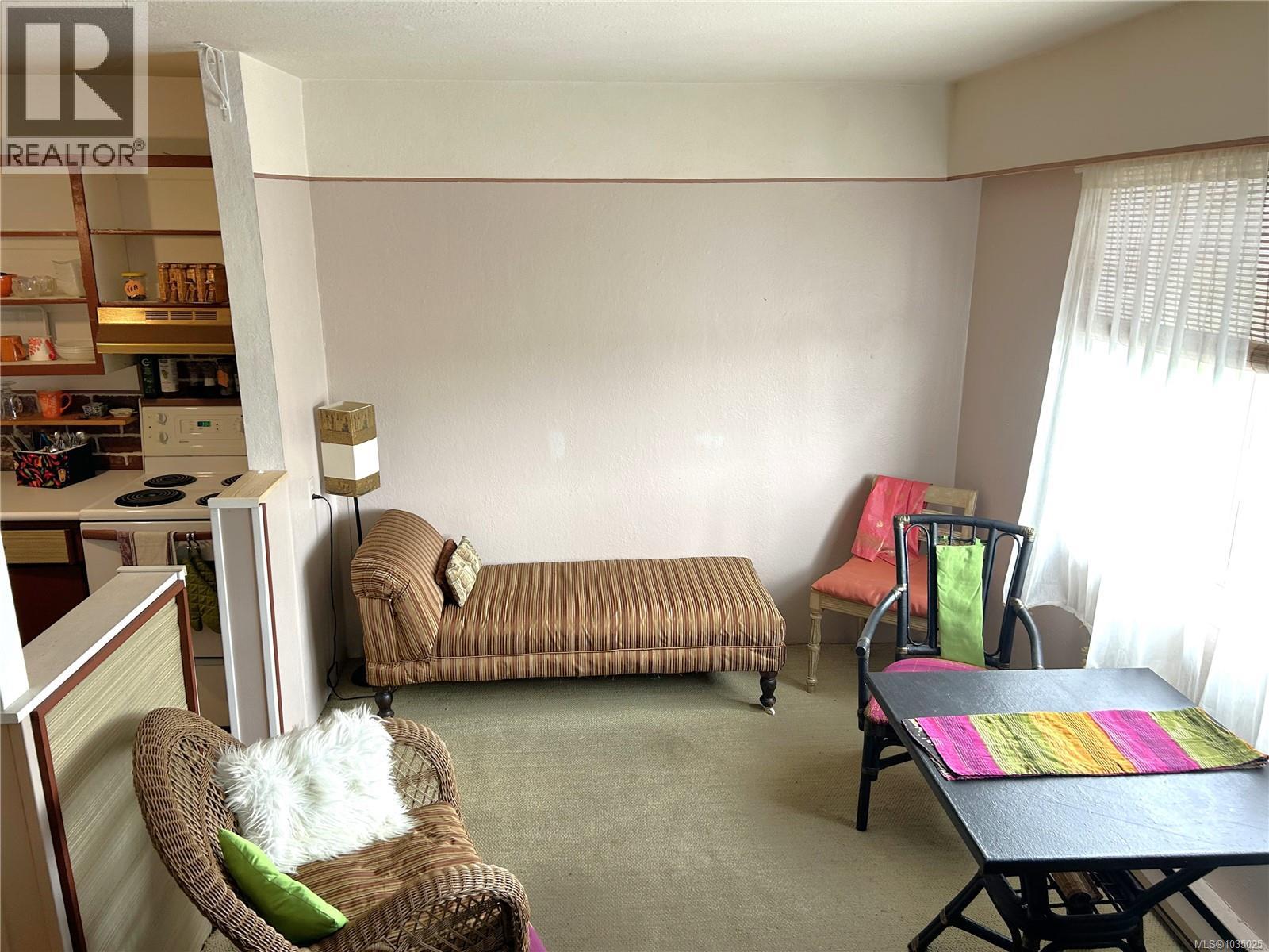 304 904 HILLSIDE Avenue, Victoria
