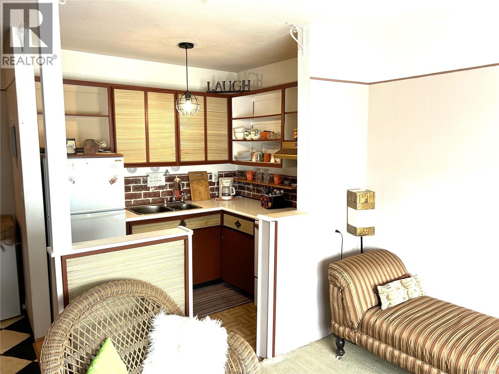 304 904 HILLSIDE Avenue, Victoria
