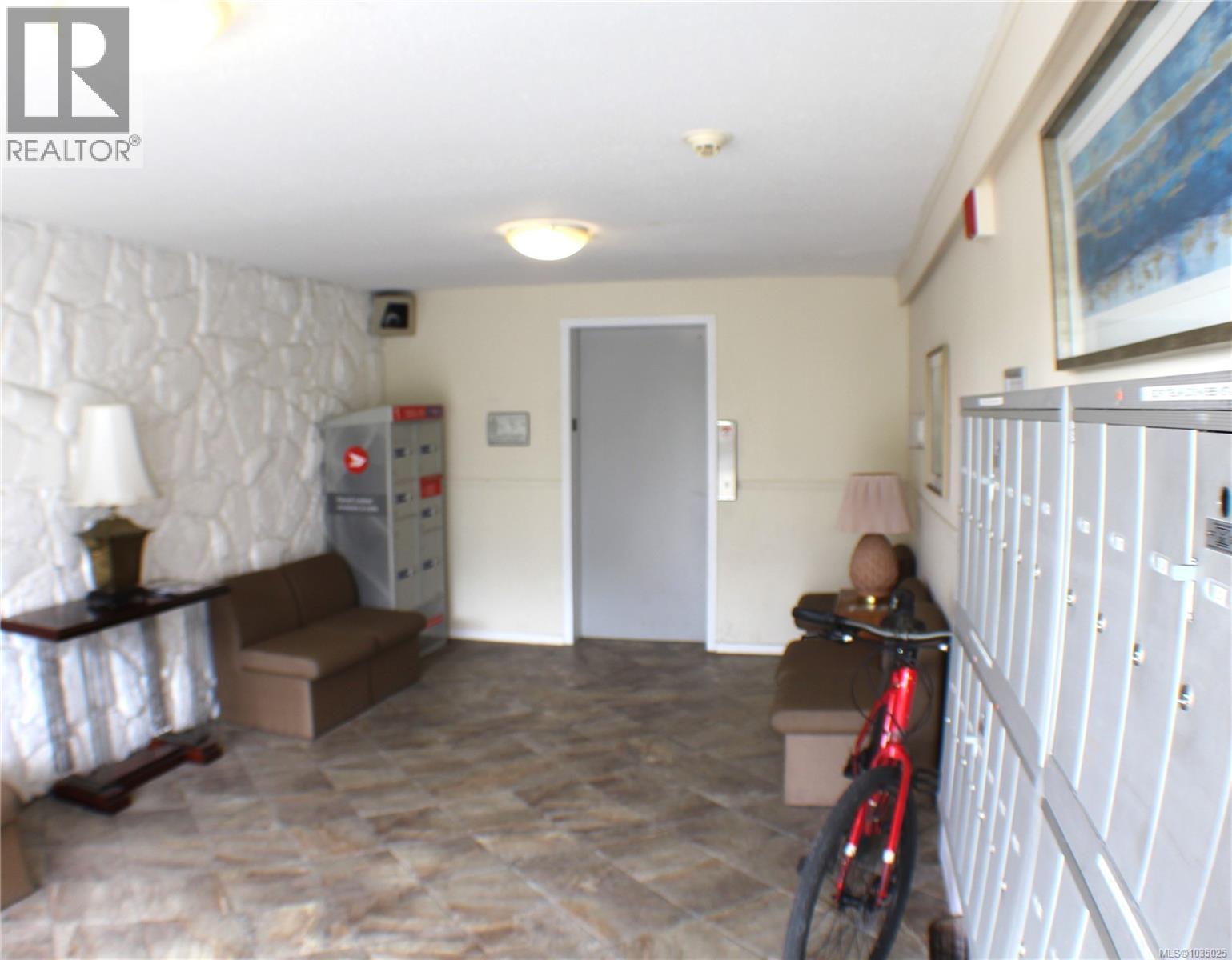 304 904 HILLSIDE Avenue, Victoria