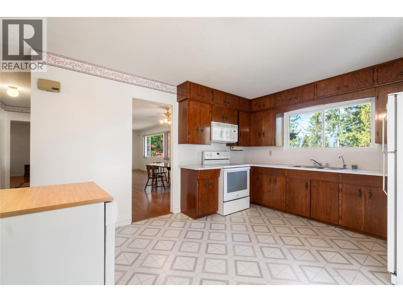  170 25th Street Northeast, Salmon Arm