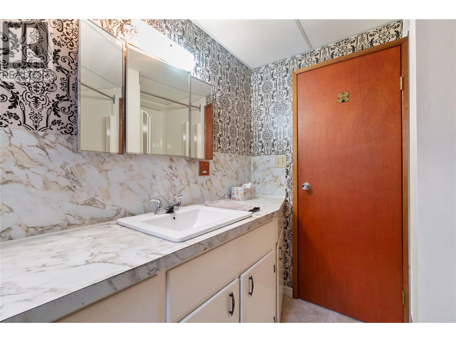  170 25th Street Northeast, Salmon Arm