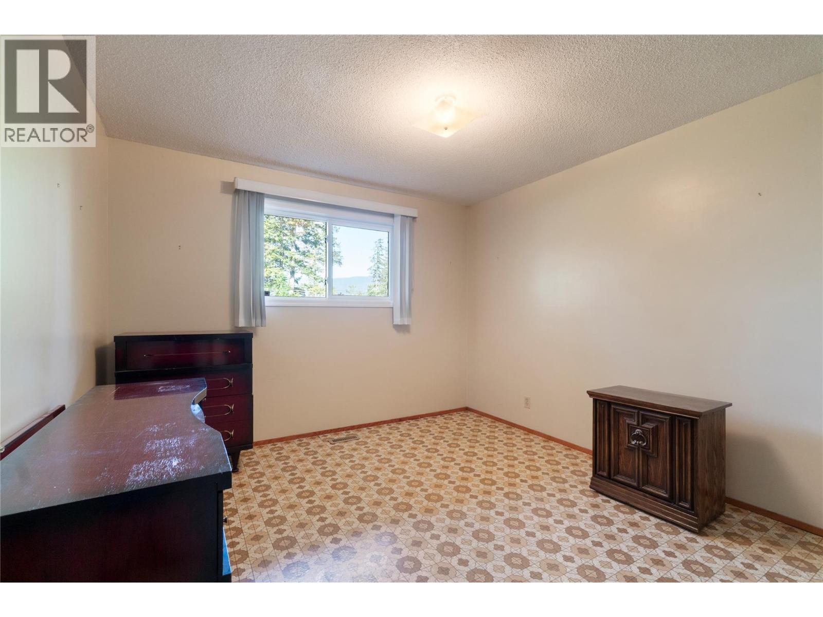  170 25th Street Northeast, Salmon Arm