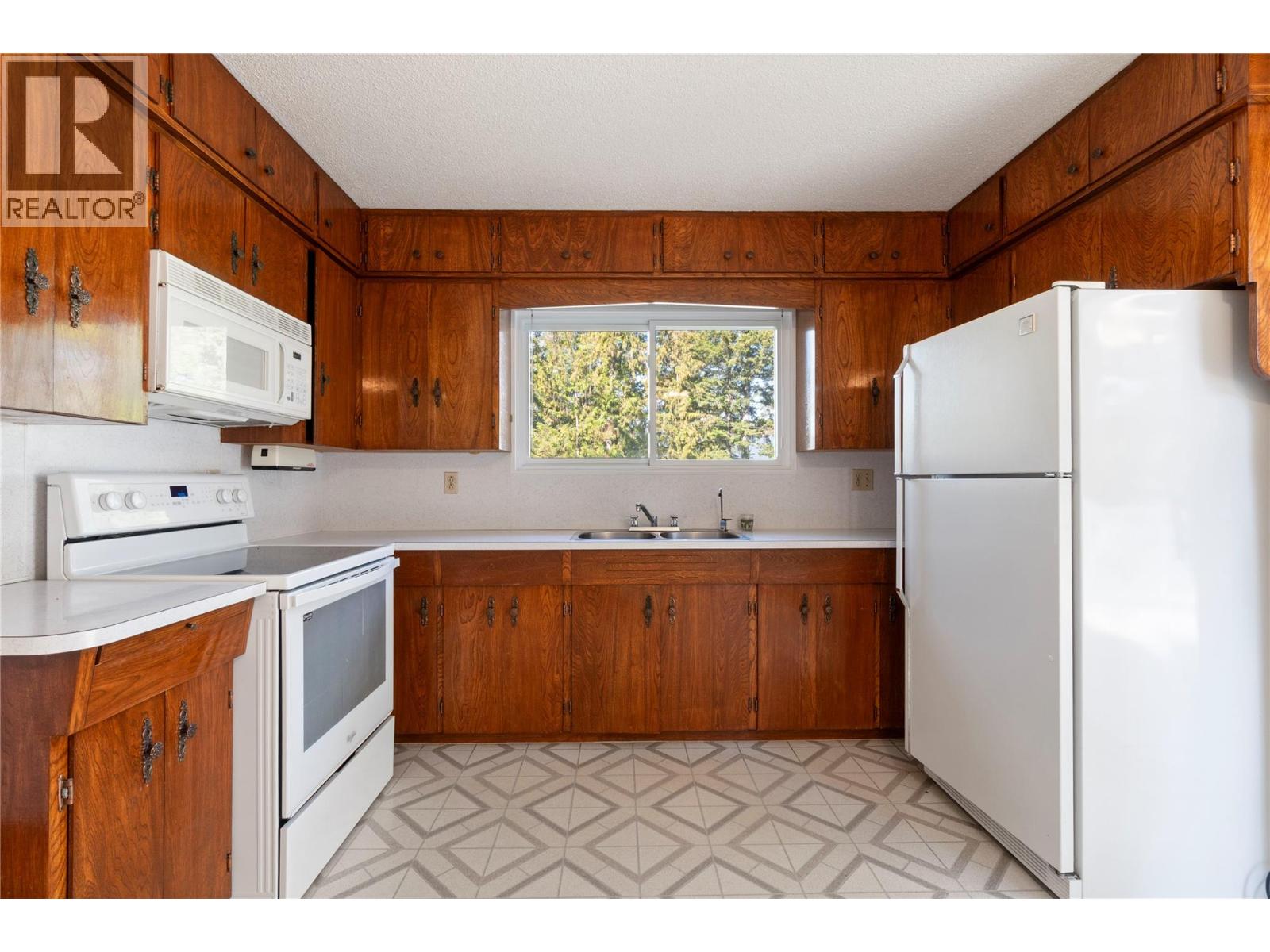  170 25th Street Northeast, Salmon Arm