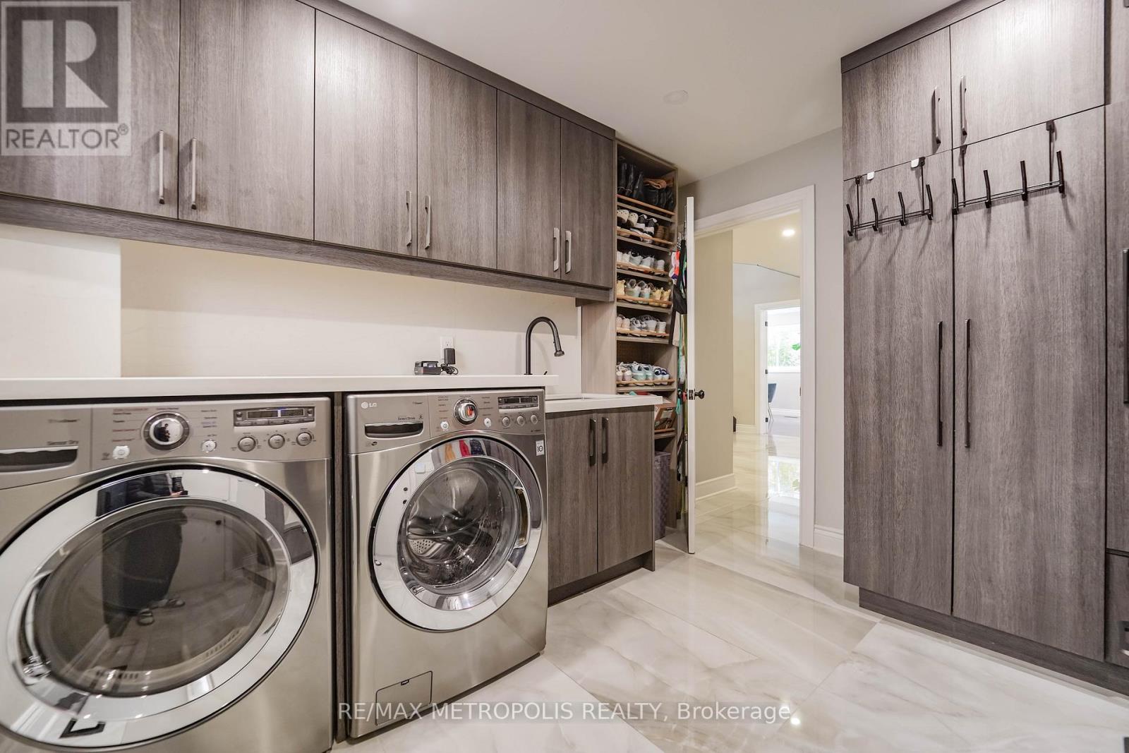 4392 GRASSLAND CRESCENT - 4