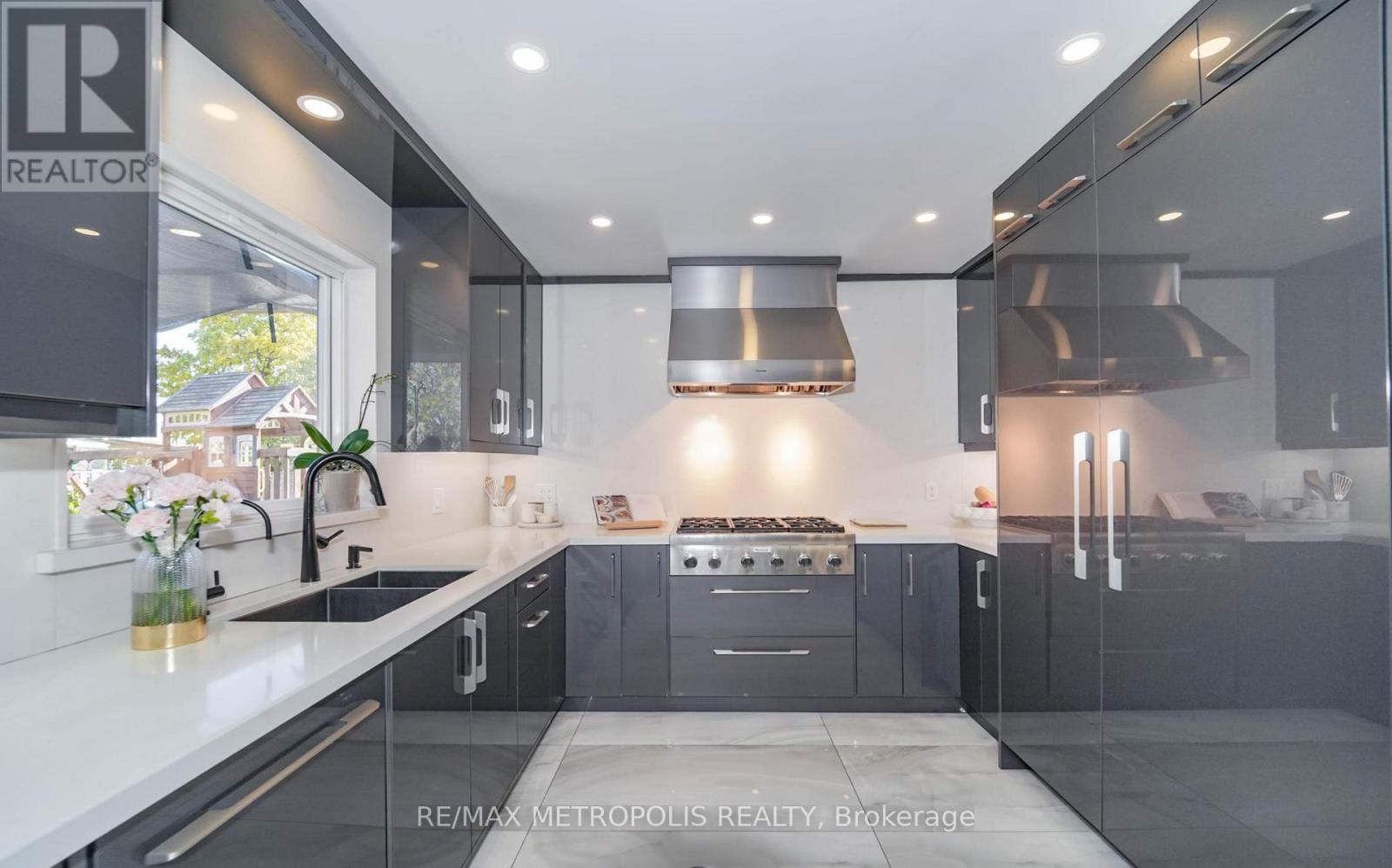 4392 GRASSLAND CRESCENT - 42
