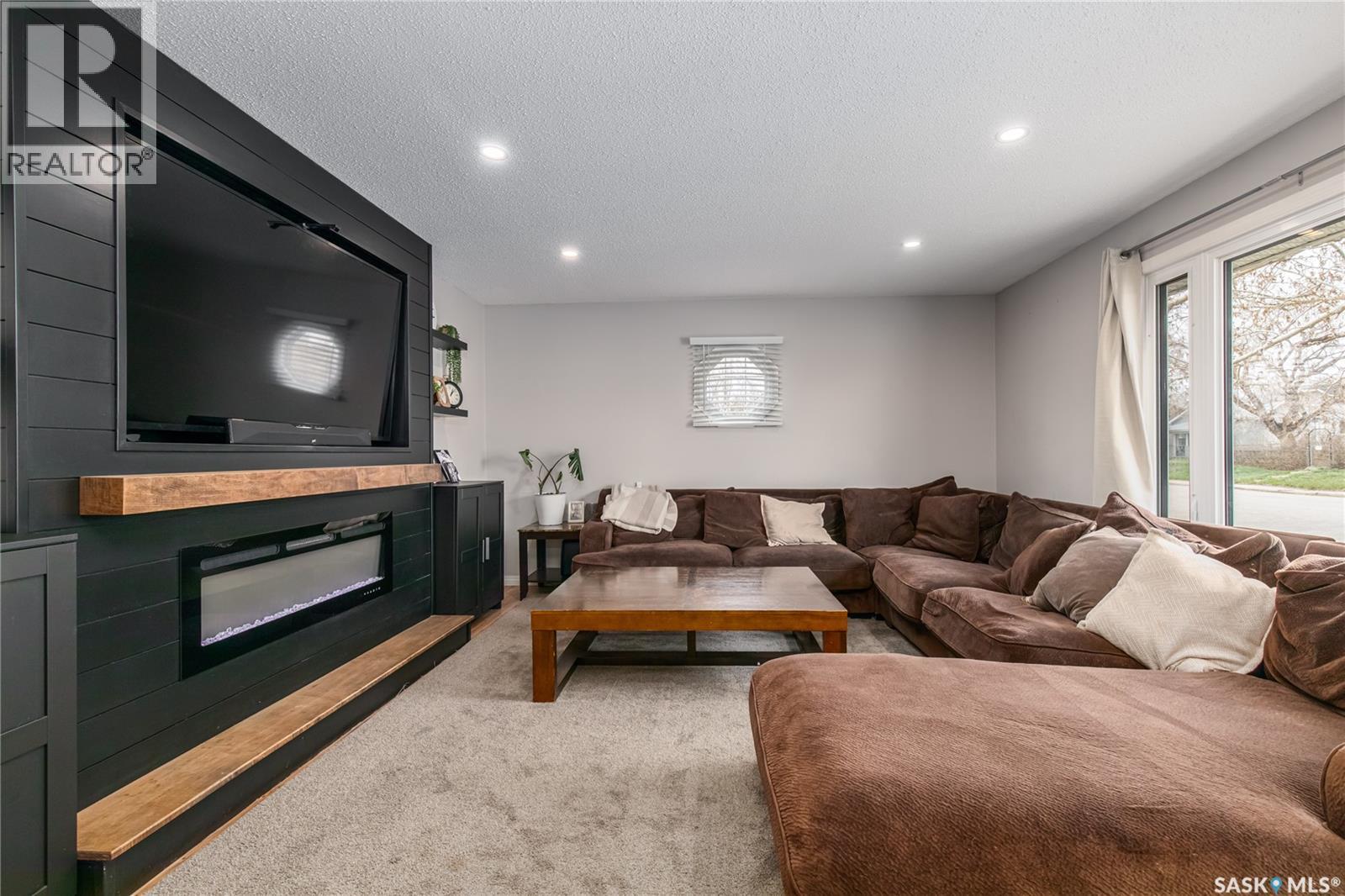 1003 Ominica STREET E - 12