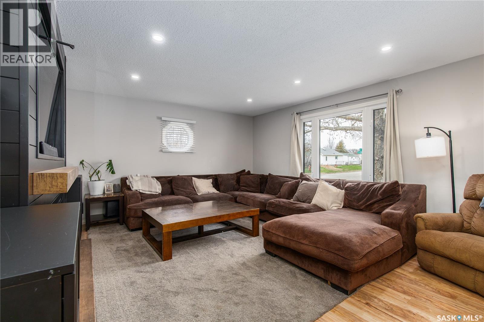 1003 Ominica STREET E - 13