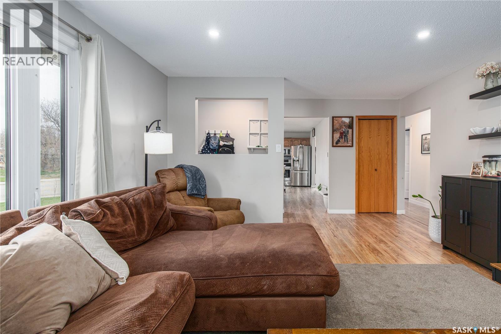 1003 Ominica STREET E - 14
