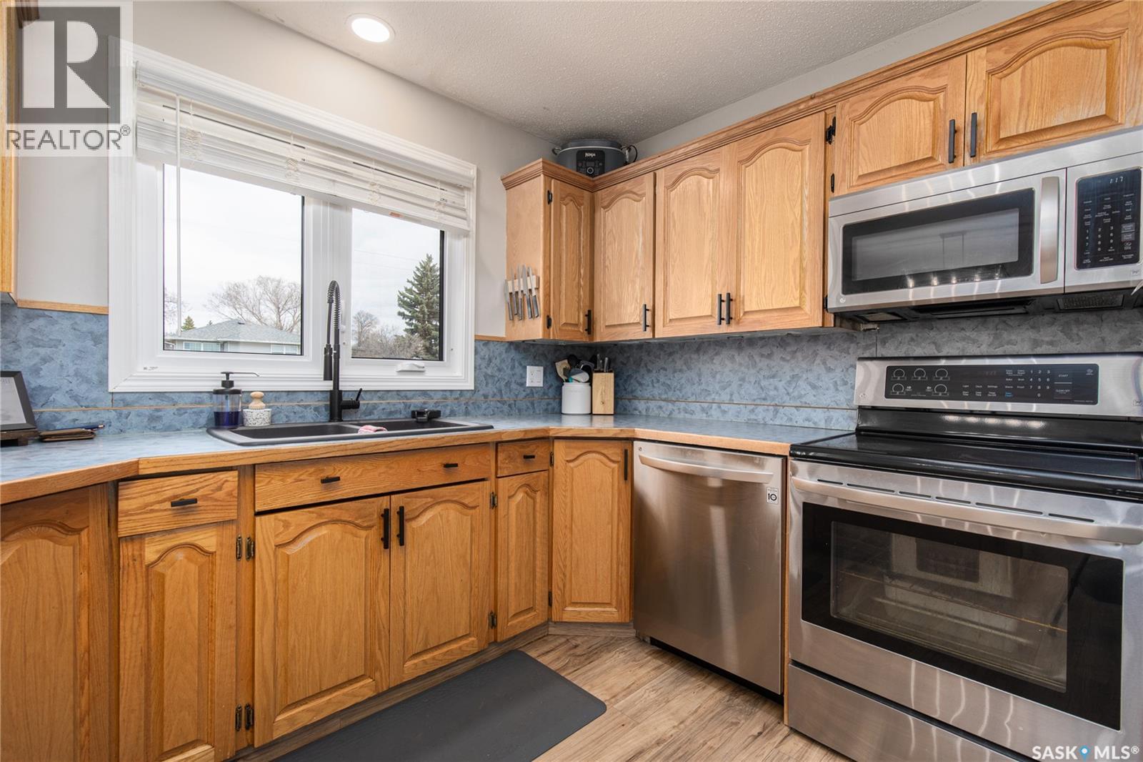 1003 Ominica STREET E - 20