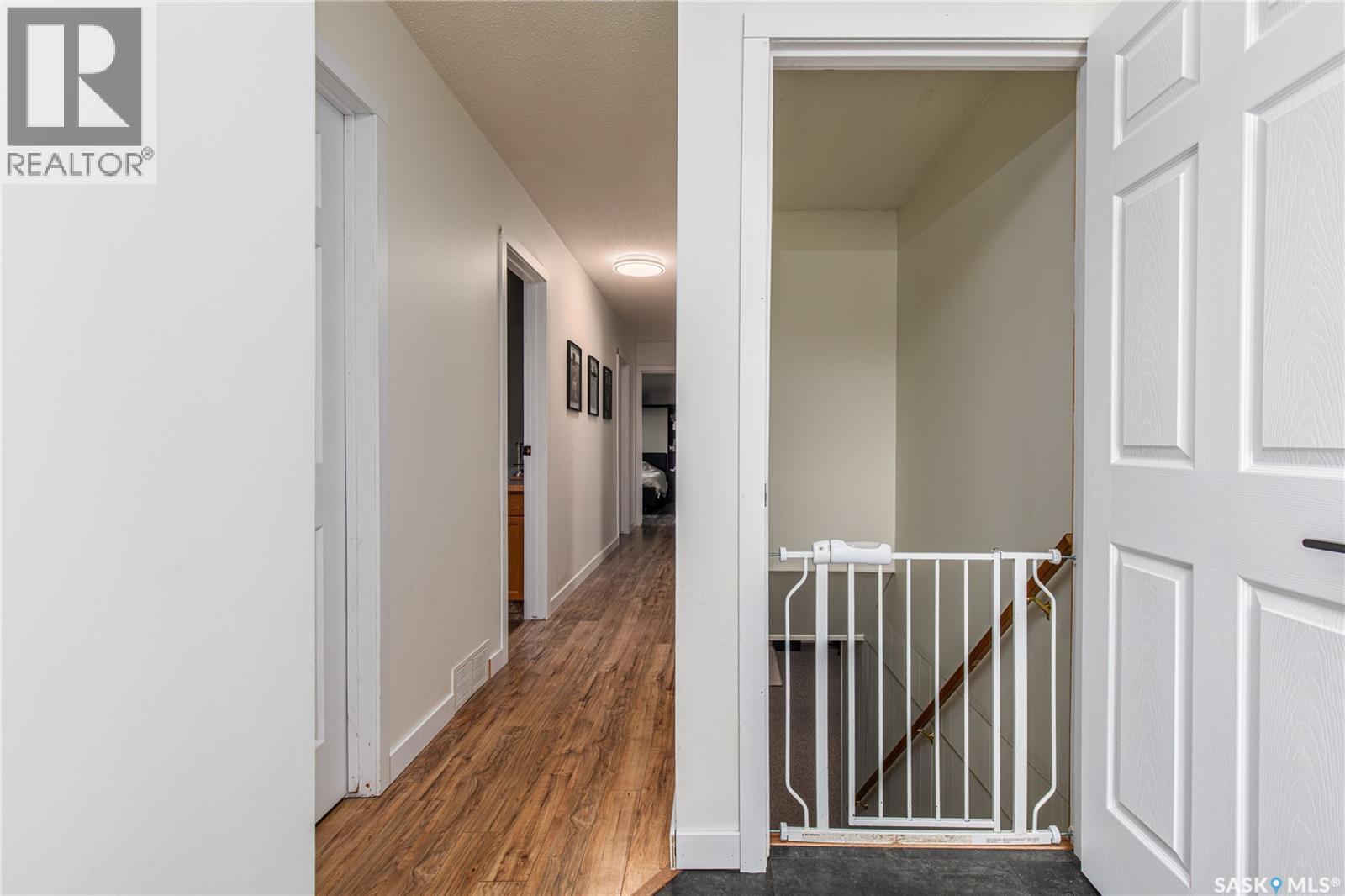 1003 Ominica STREET E - 32
