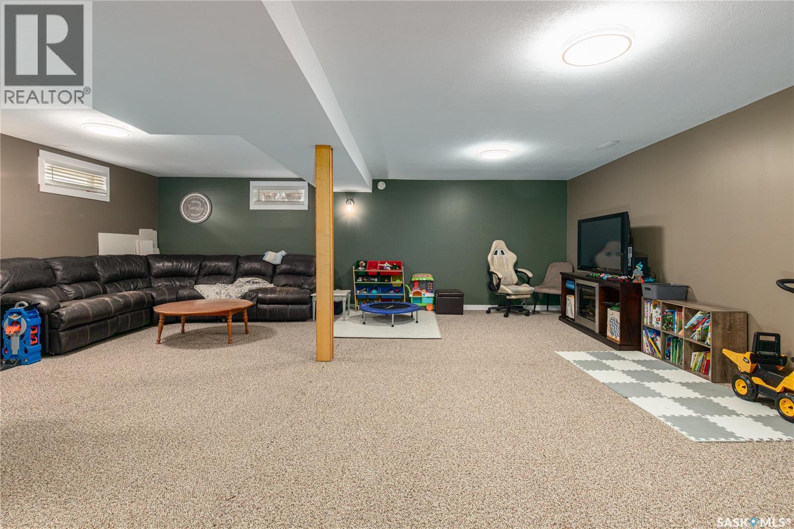1003 Ominica STREET E - 38