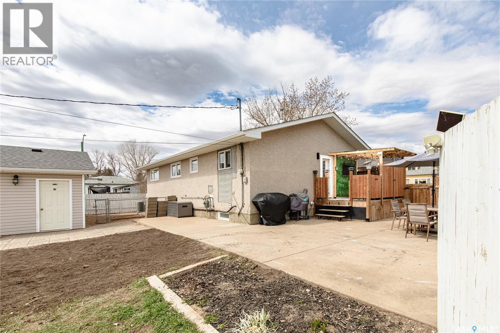 1003 Ominica STREET E - 46