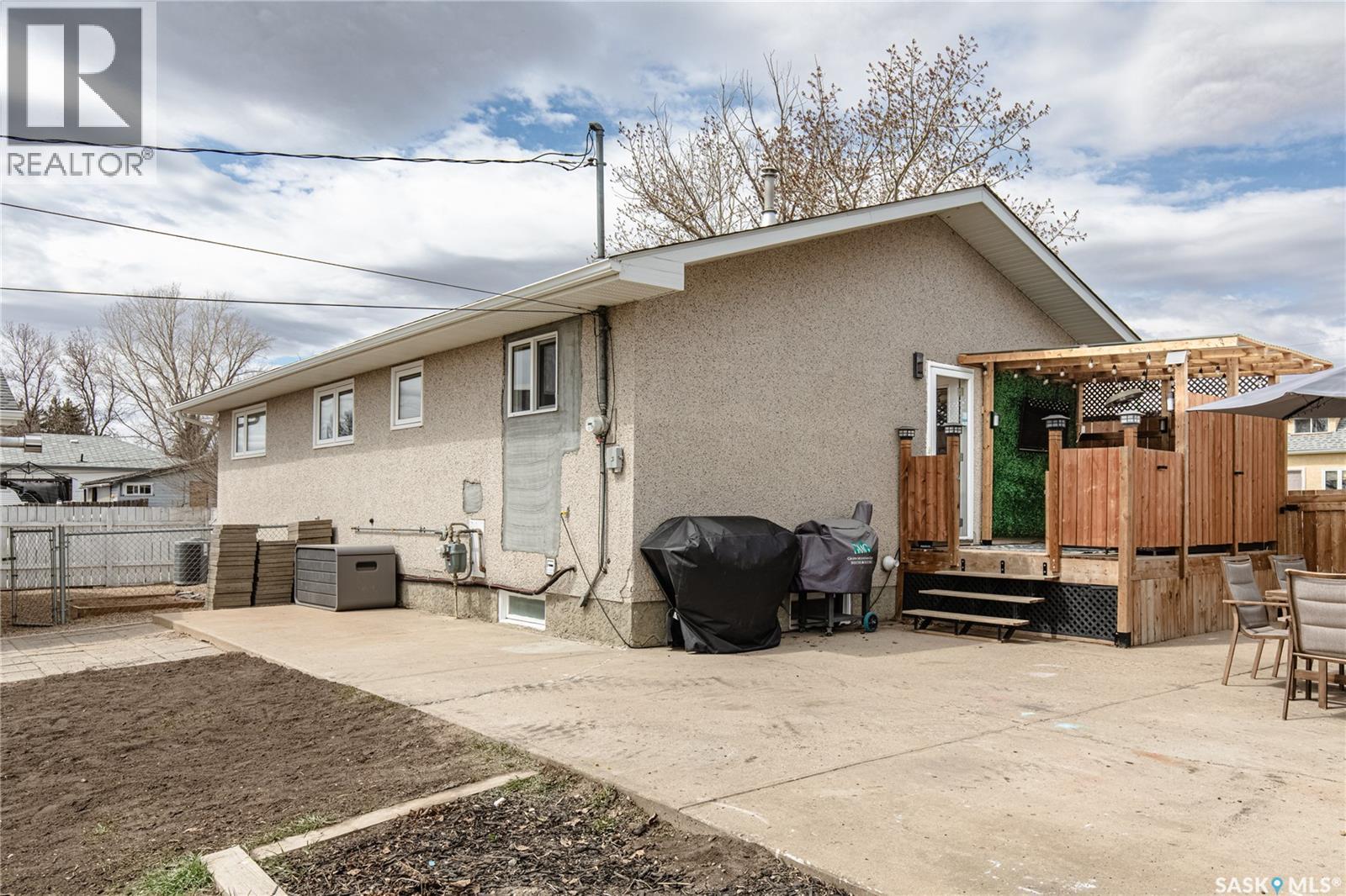 1003 Ominica STREET E - 47