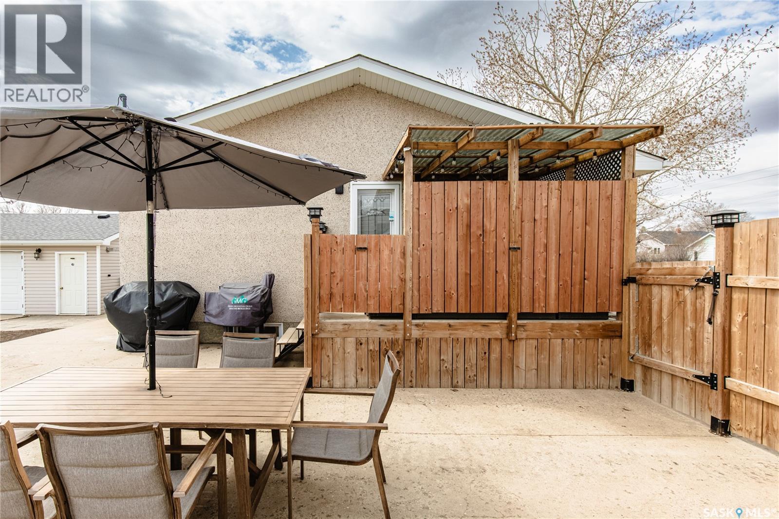 1003 Ominica STREET E - 51