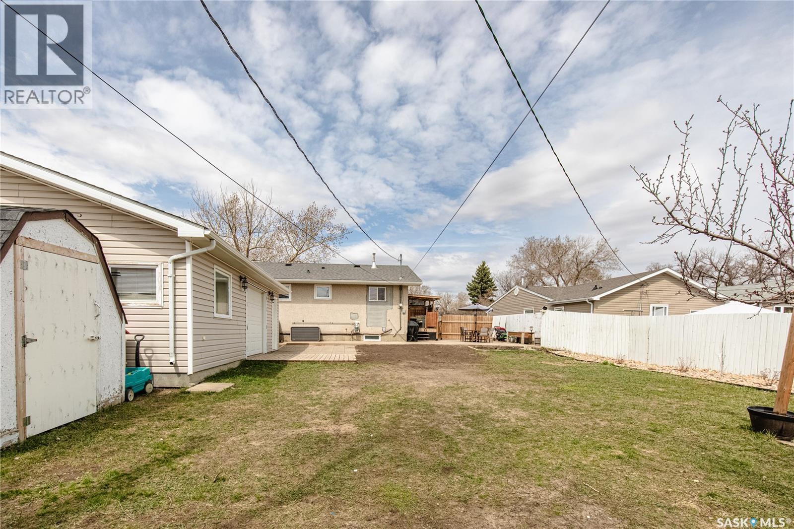 1003 Ominica STREET E - 54