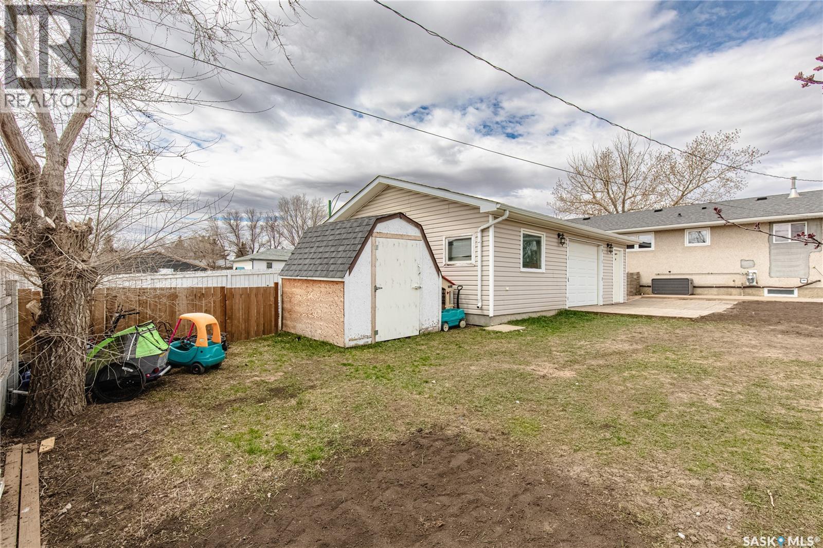 1003 Ominica STREET E - 61