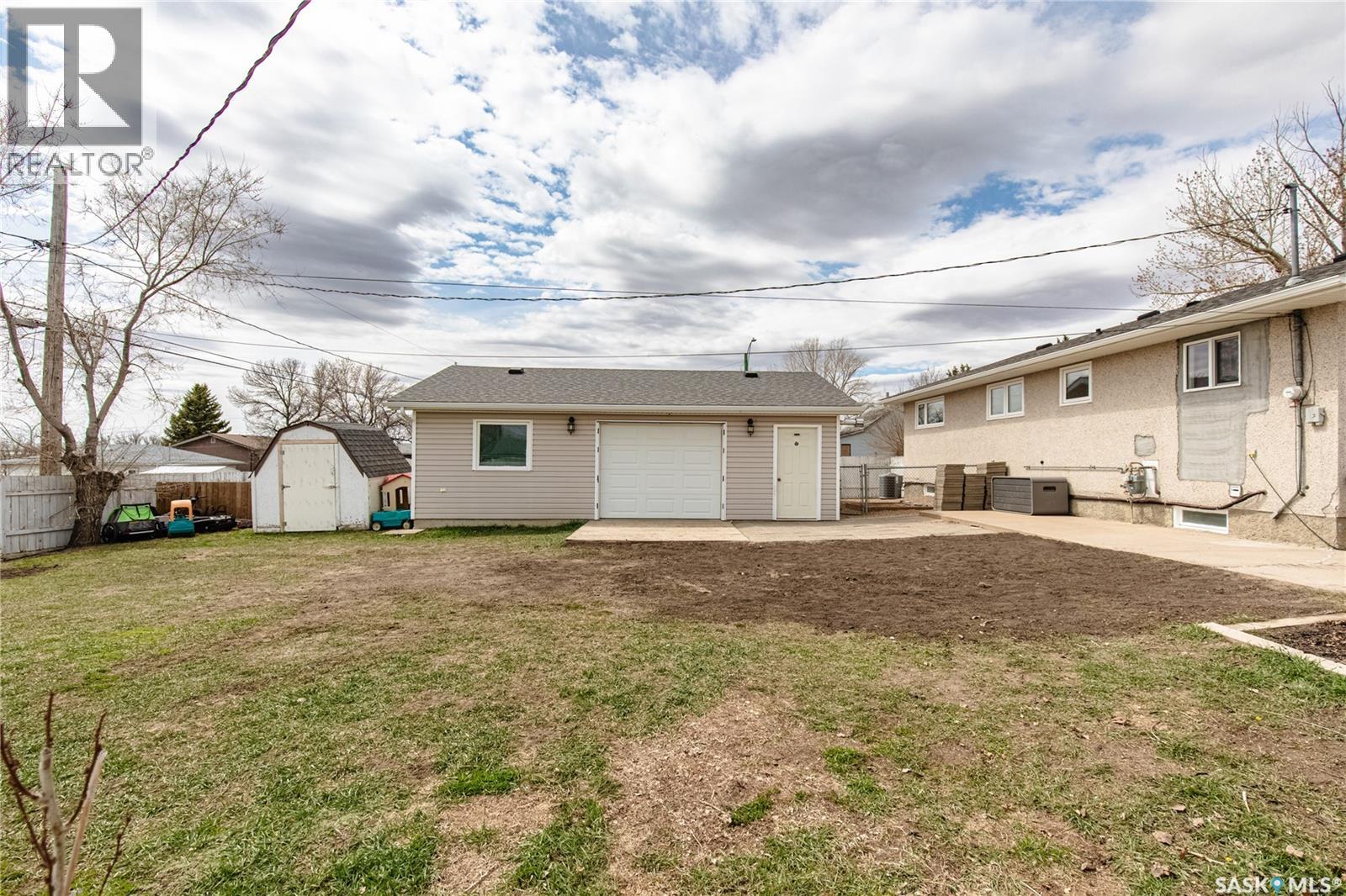 1003 Ominica STREET E - 62