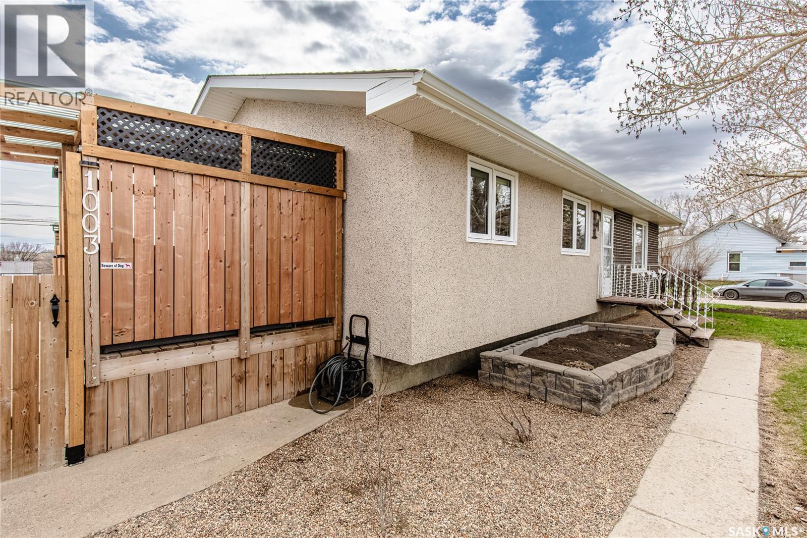 1003 Ominica STREET E - 7