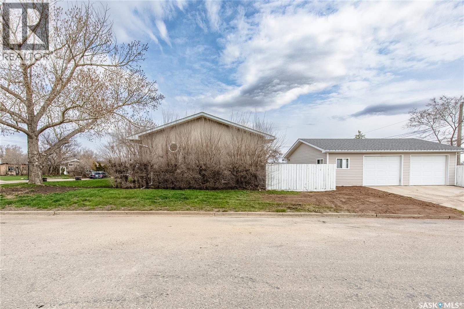 1003 Ominica STREET E - 70
