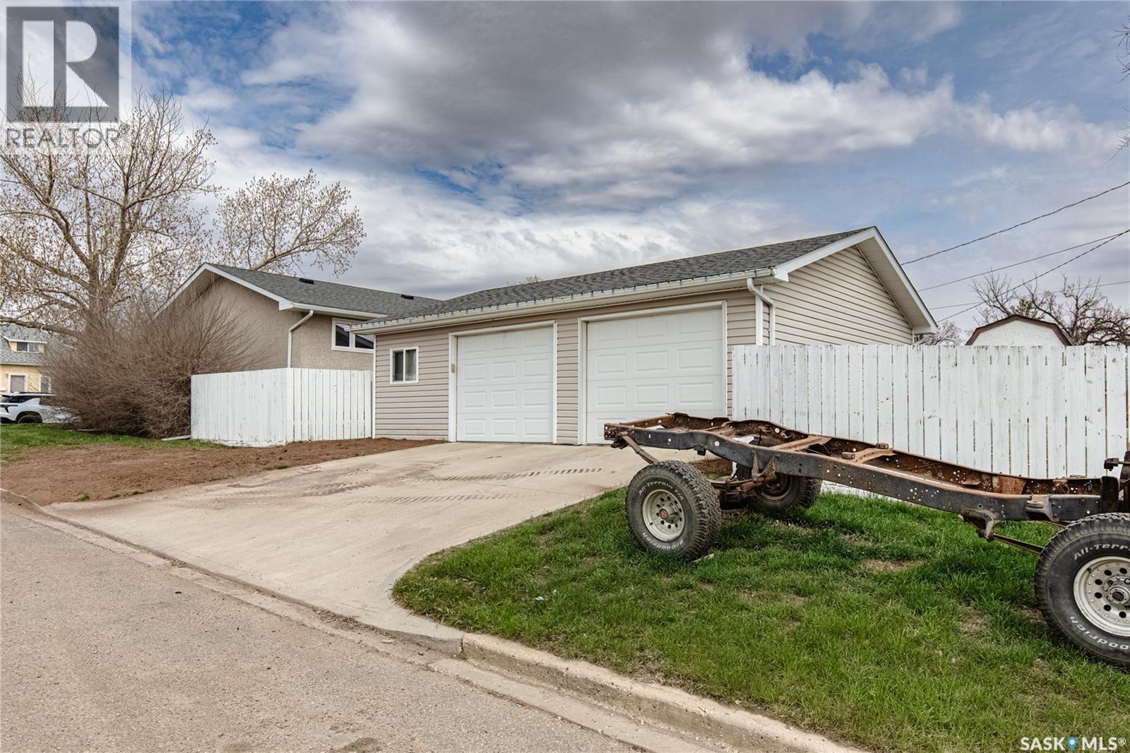 1003 Ominica STREET E - 72