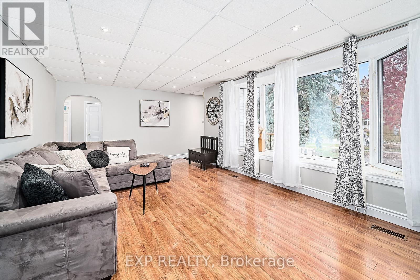 17 EASTWOOD AVENUE N - 13