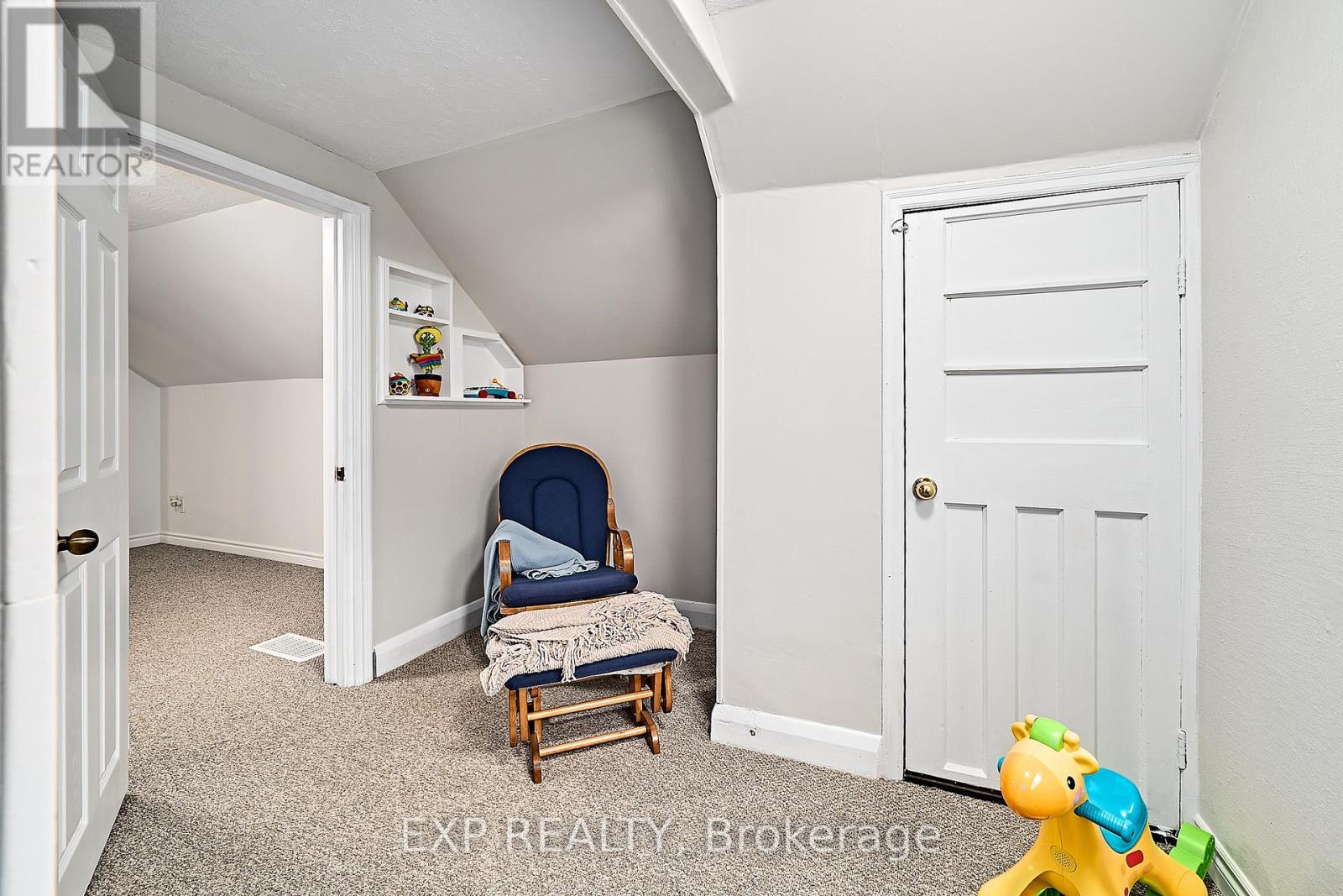17 EASTWOOD AVENUE N - 26