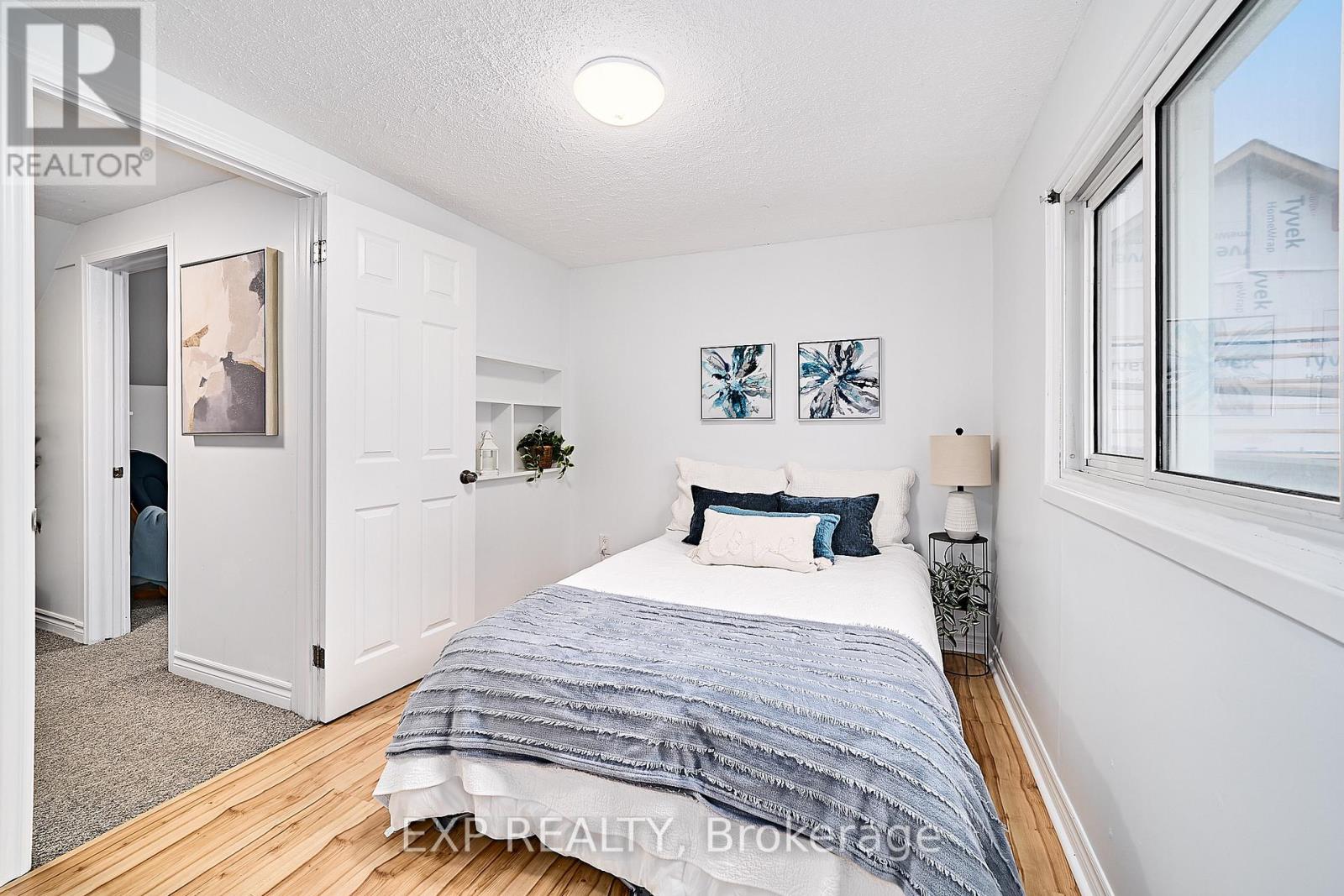 17 EASTWOOD AVENUE N - 27