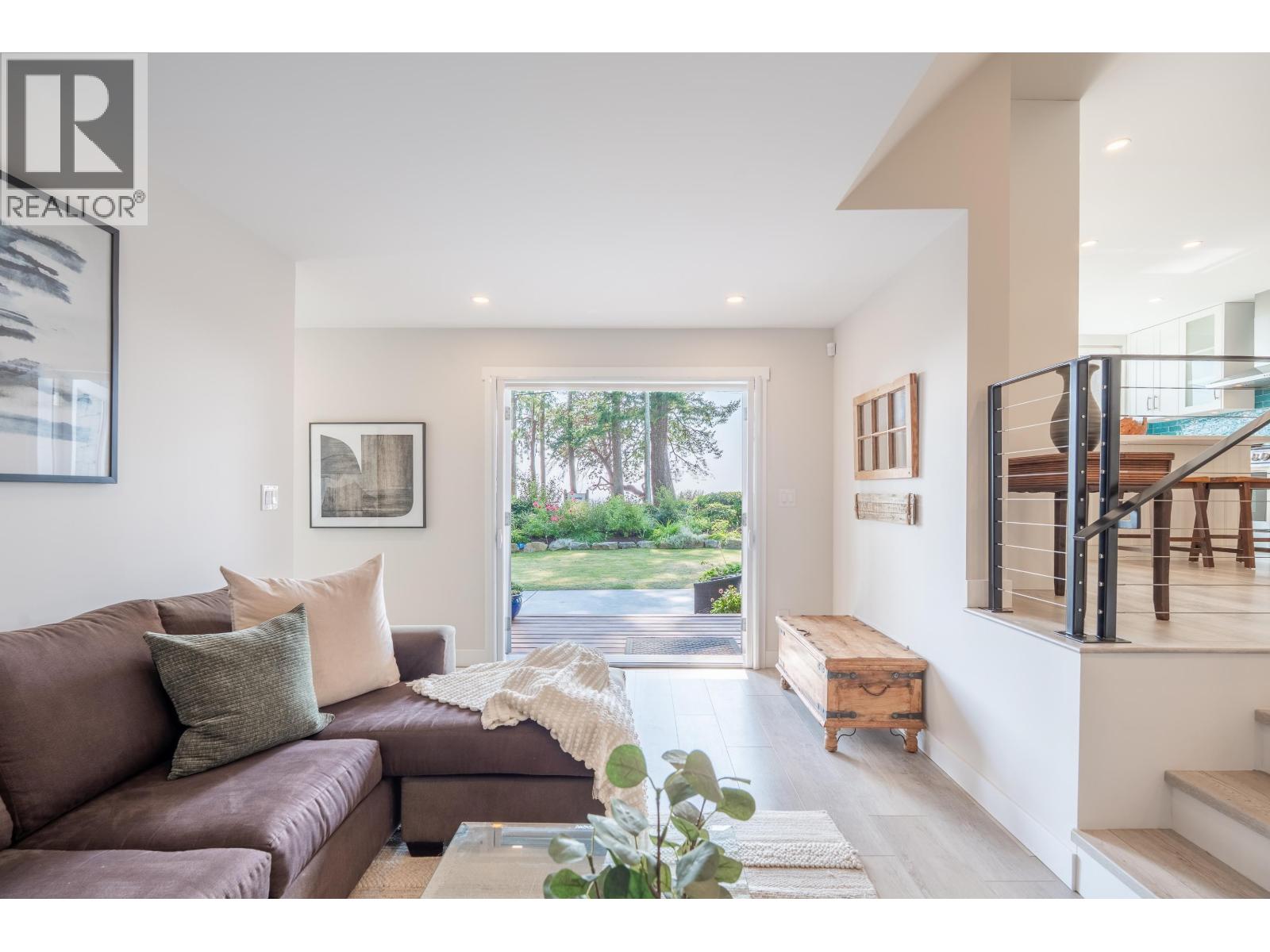 1590 OCEAN BEACH ESPLANADE, Gibsons