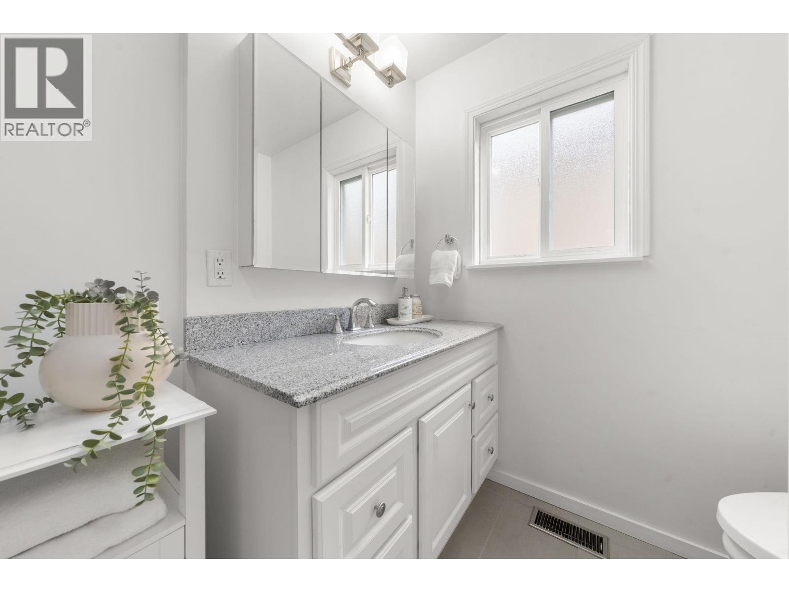 4 Bed, 2 Bath House for Sale in Burnaby – 6235 ASHWORTH AVENUE, Burnaby – MLS# R3121366 - Image 16