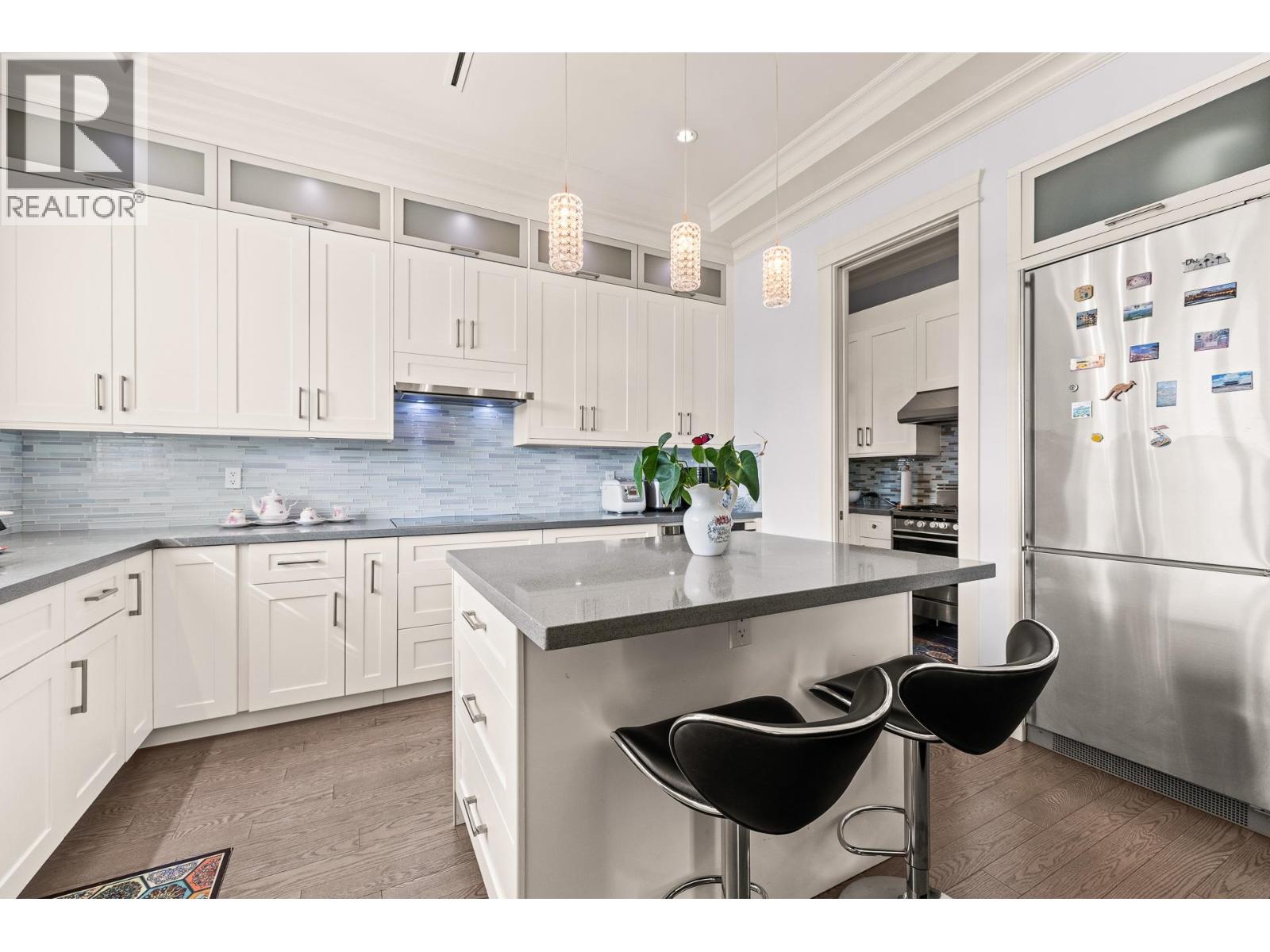 7547 SELKIRK STREET — photo 3