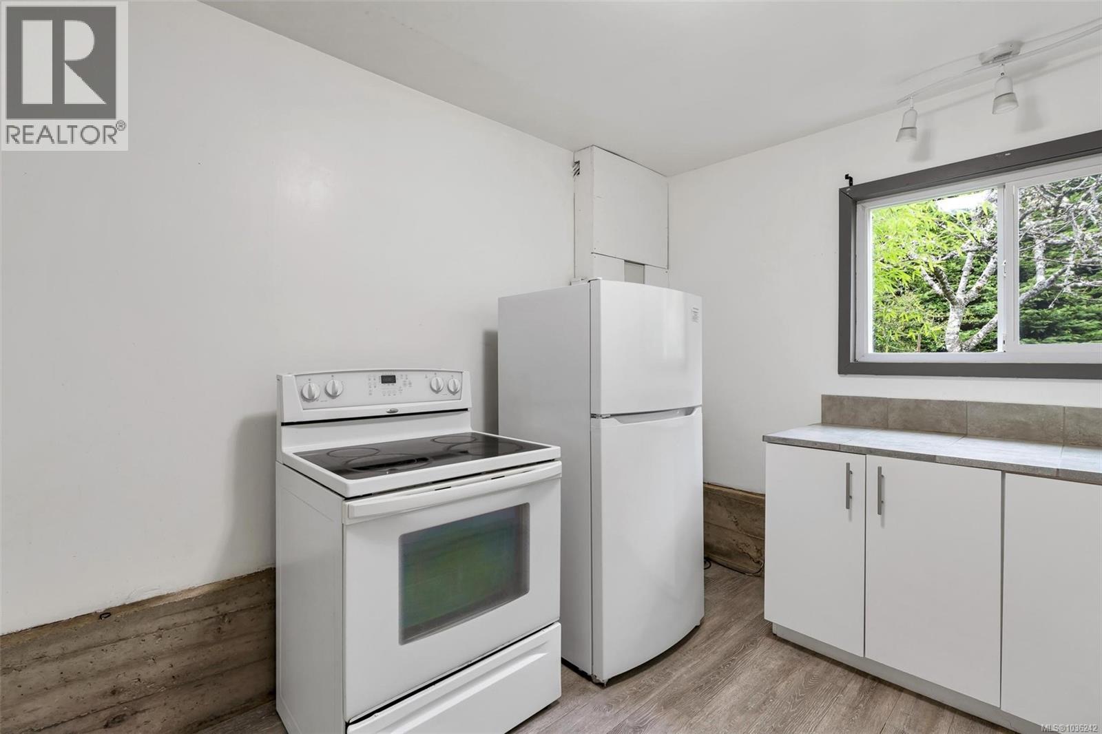711 Bexhill Rd - 38