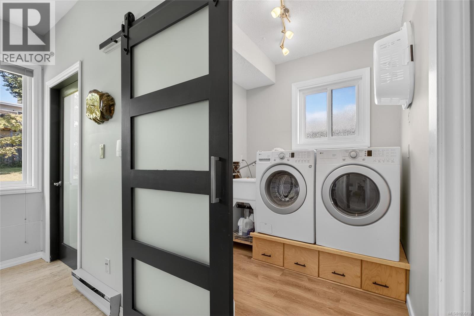 450 McLean St S - 18