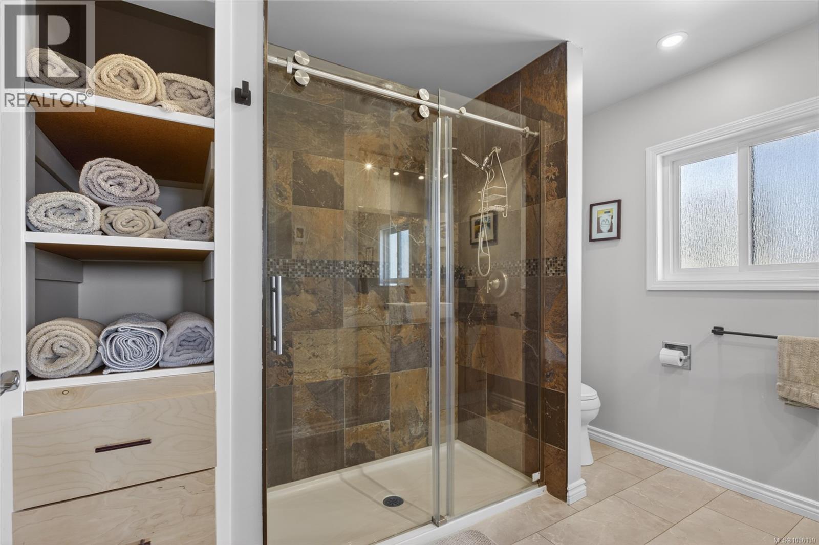 450 McLean St S - 35