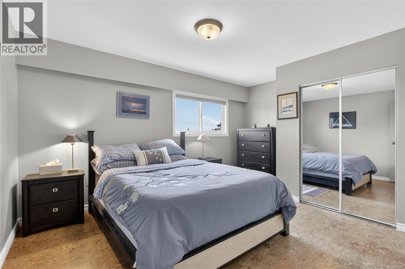 450 McLean St S - 33