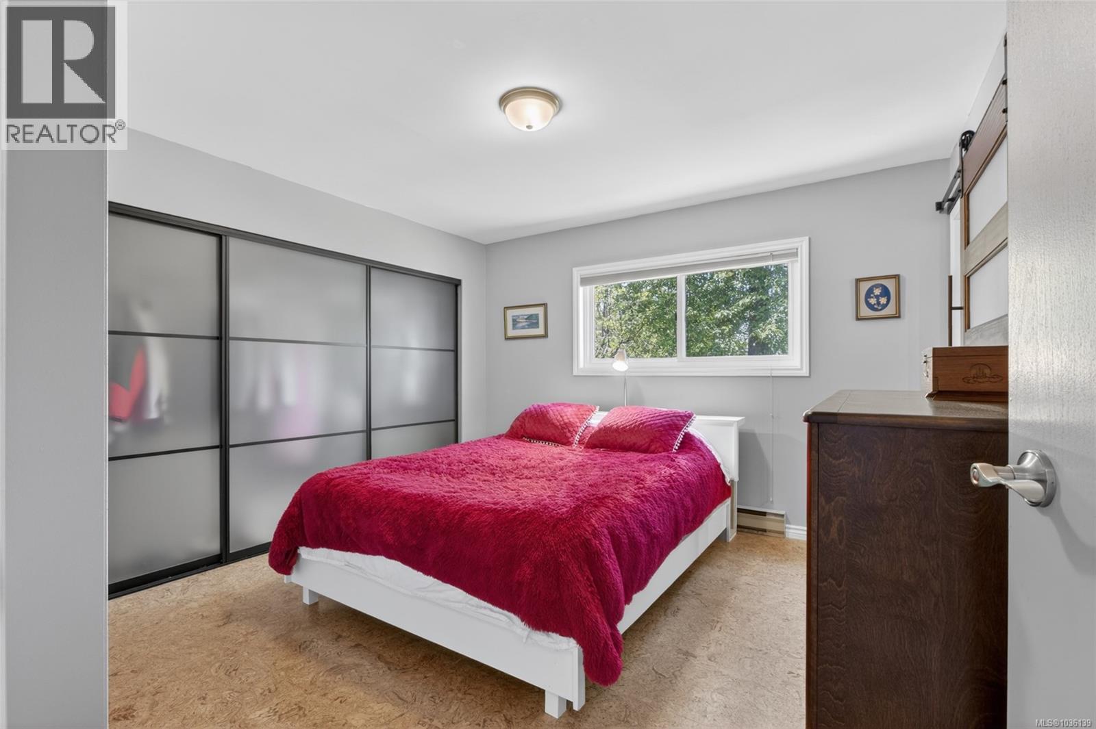 450 McLean St S - 19