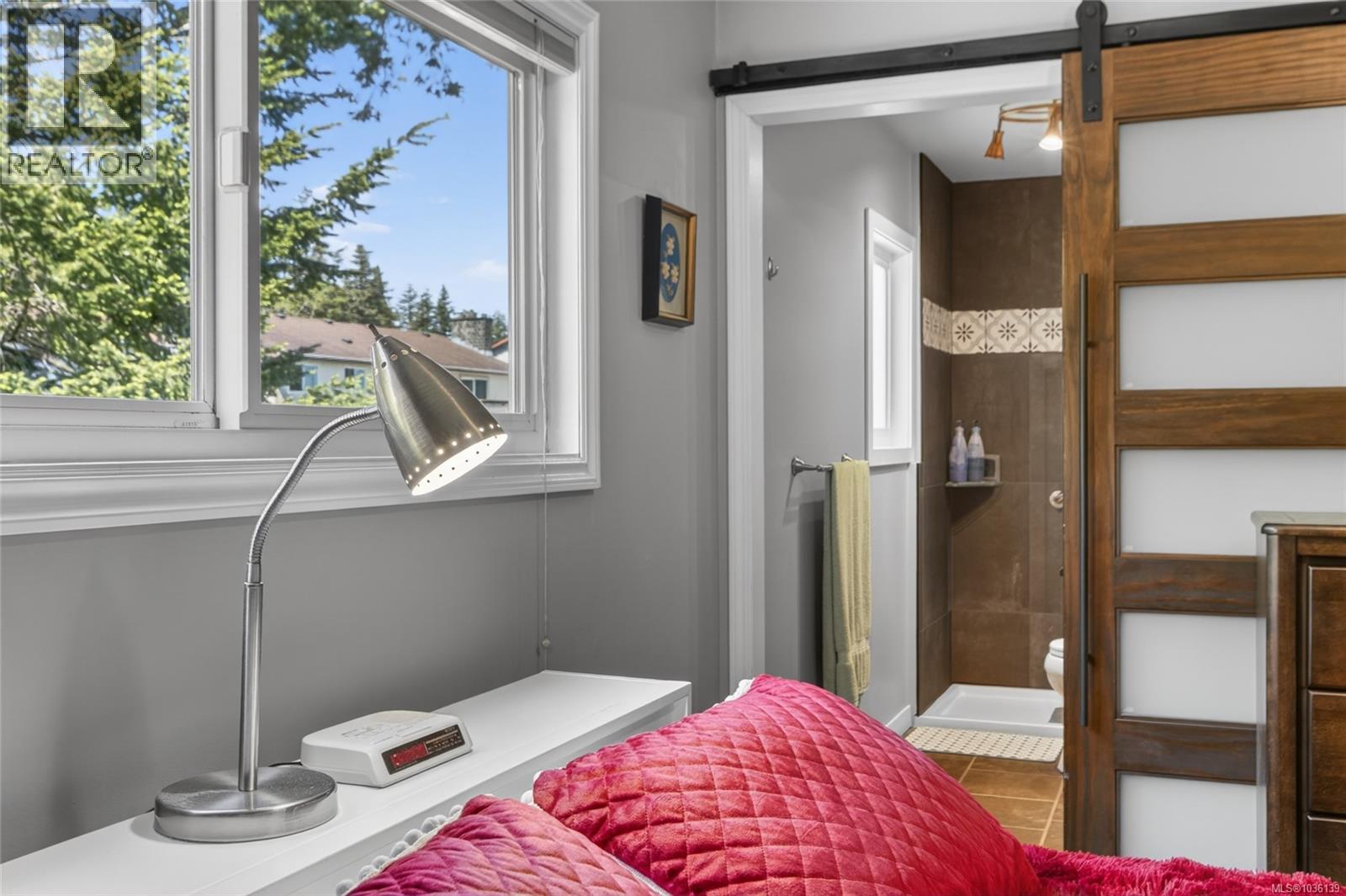 450 McLean St S - 21