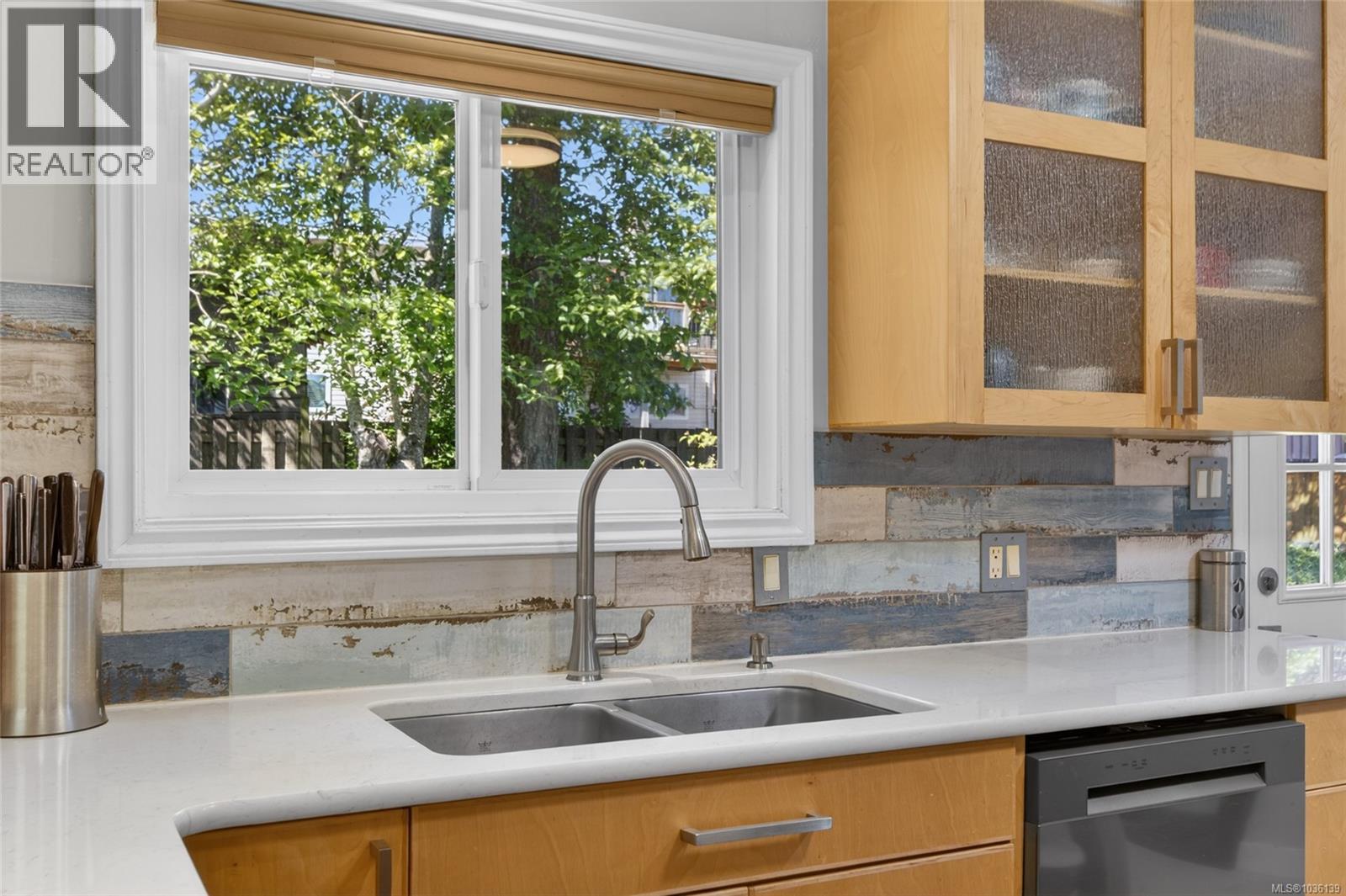 450 McLean St S - 30