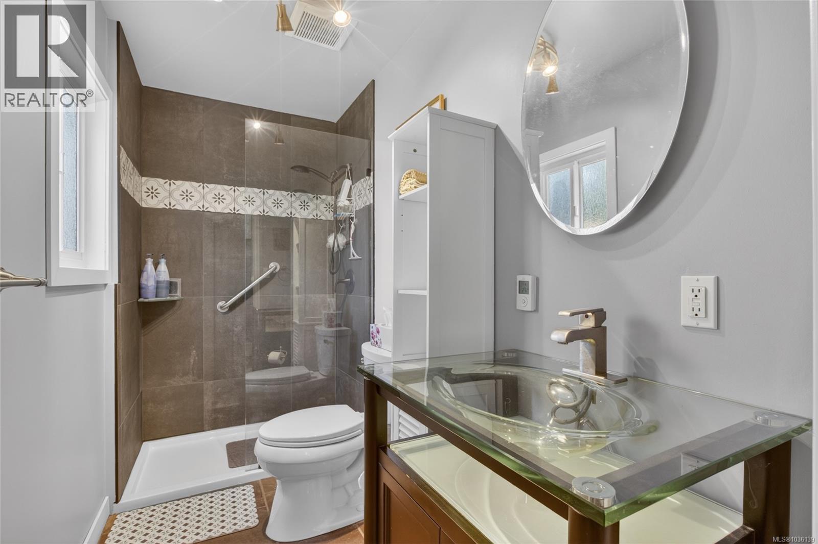 450 McLean St S - 22