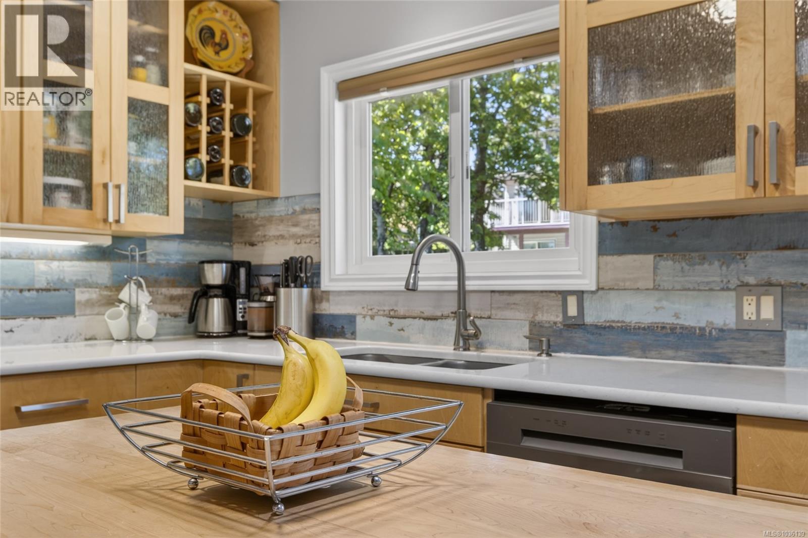 450 McLean St S - 28