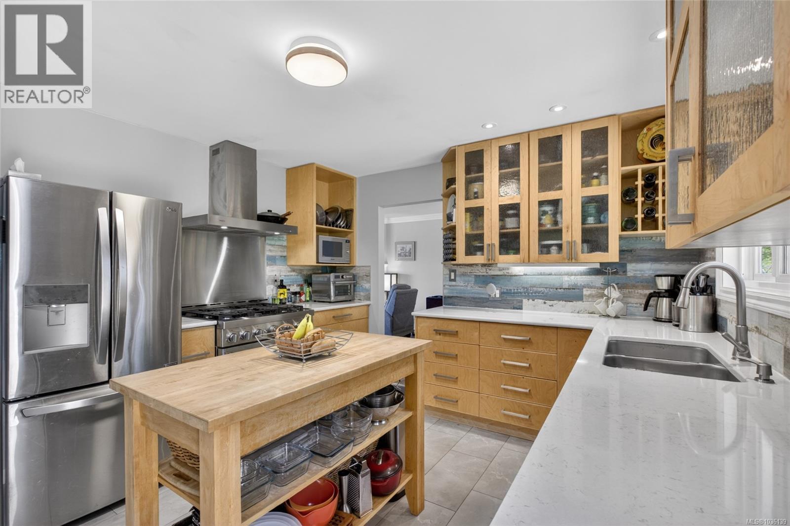 450 McLean St S - 14