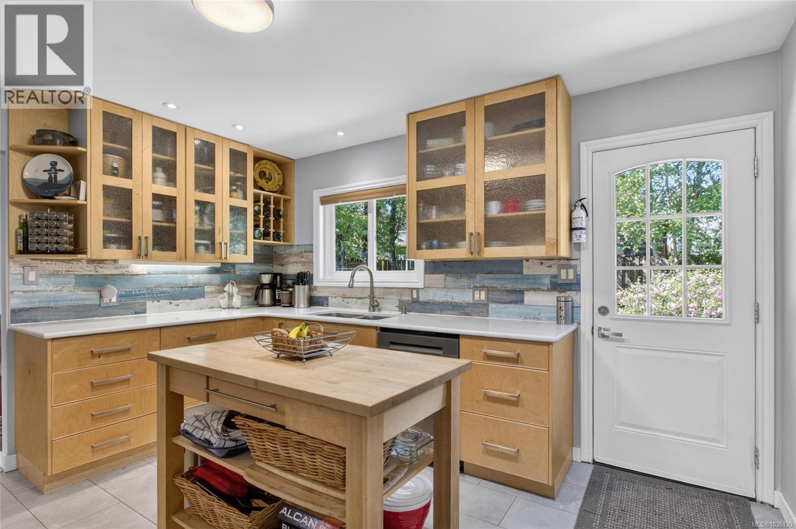 450 McLean St S - 13