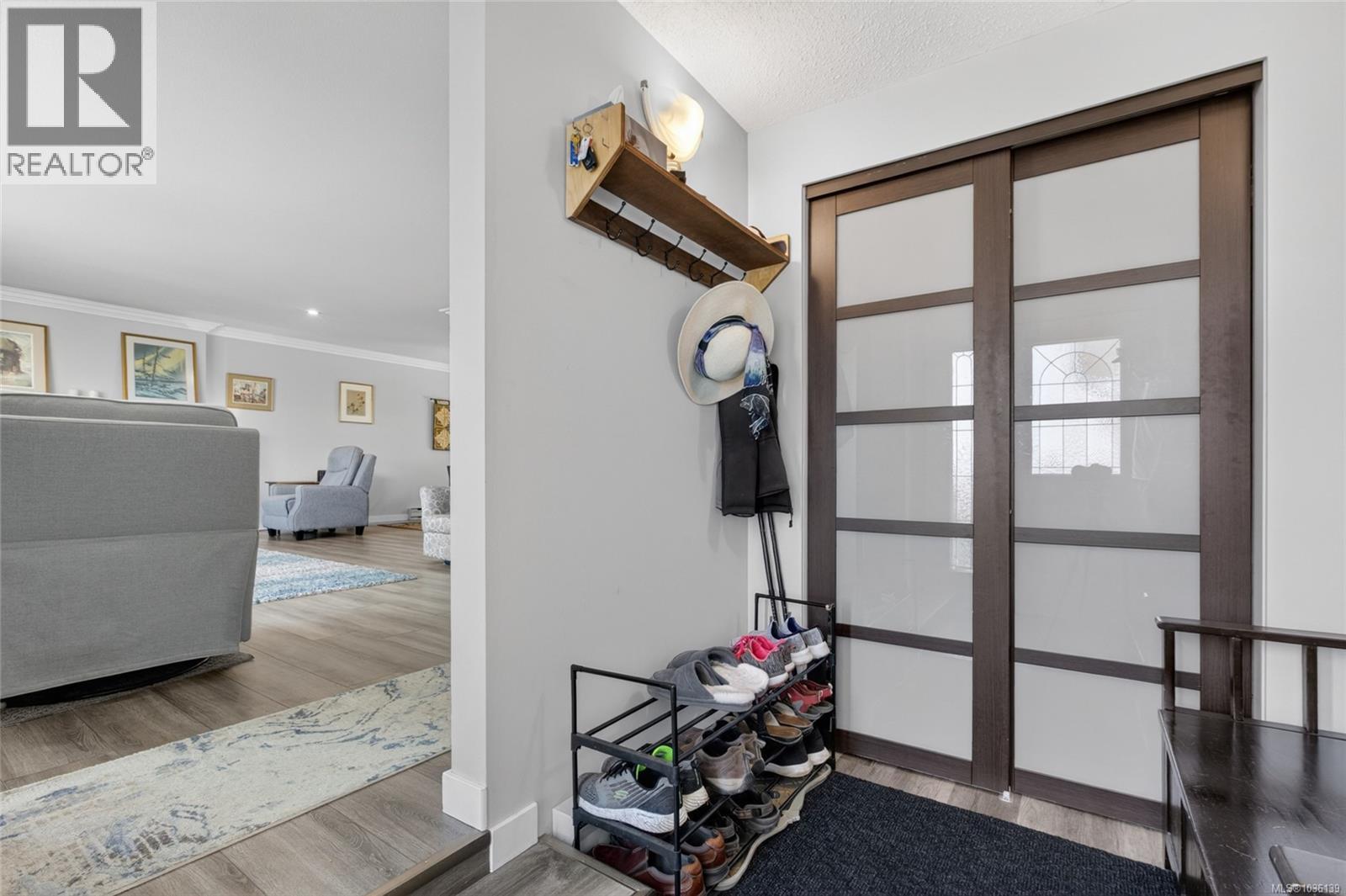 450 McLean St S - 25