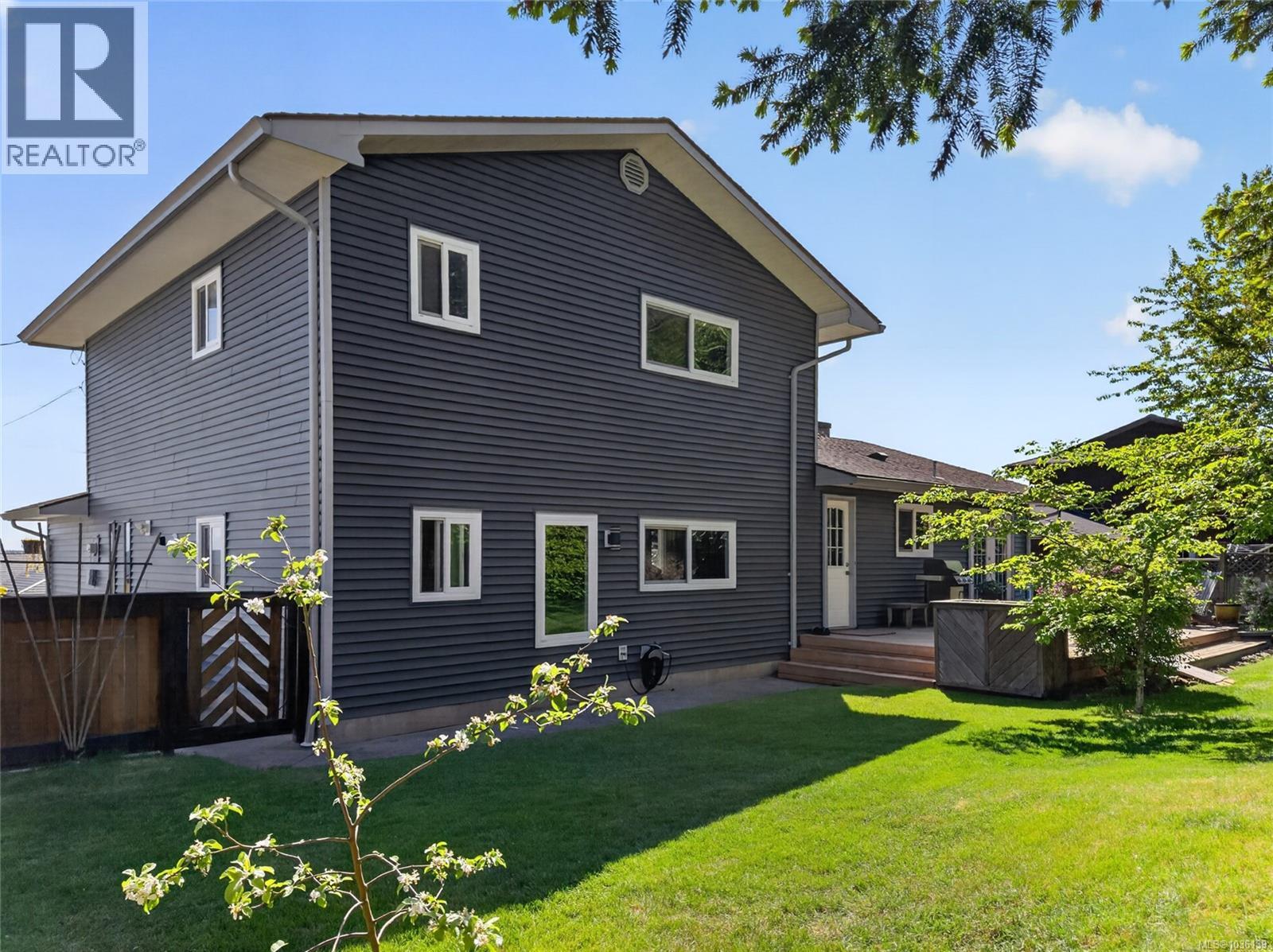 450 McLean St S - 7