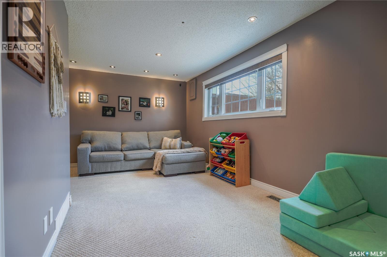 334 Robinson STREET - 27