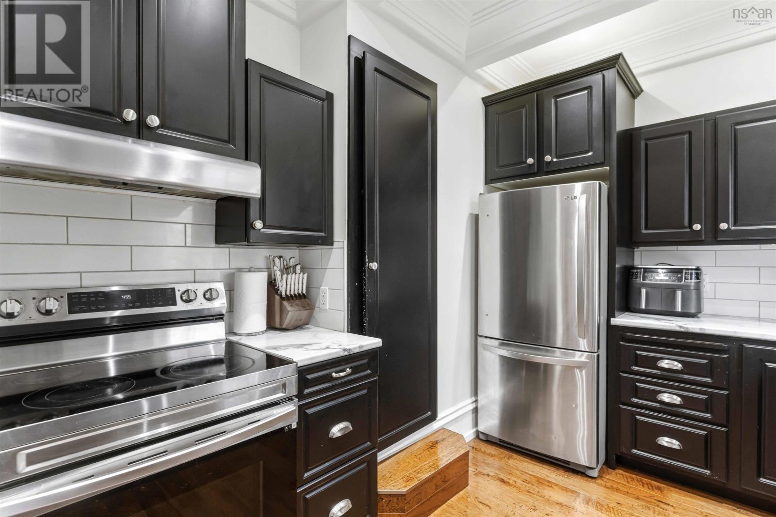 Property 27 of 44 of 383 Hawthorne Street