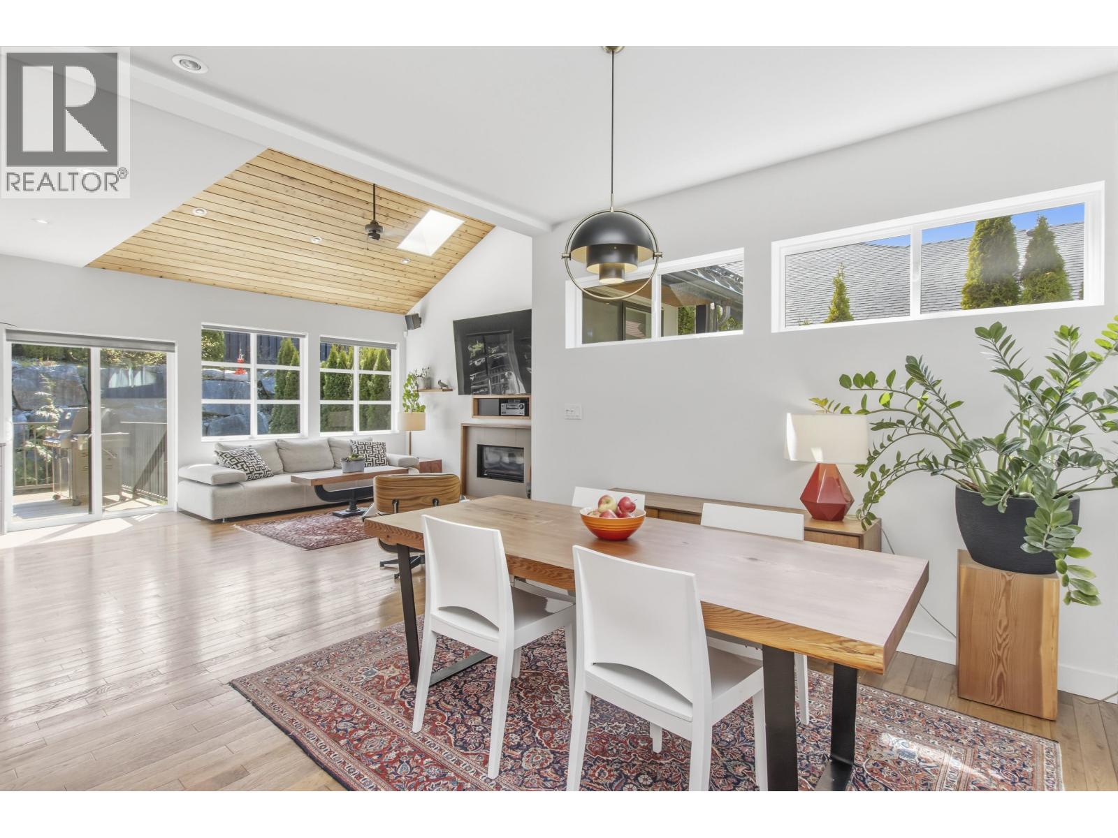 1007 JAY CRESCENT, Squamish